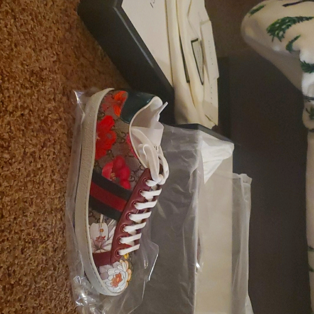 Gucci shoes sz 37